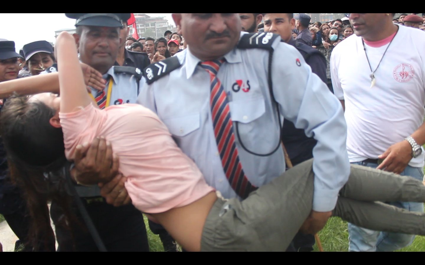 नेपाल आइडलको कन्सर्टमा युवतीलाई पुरुष सुरक्षाकर्मीले हात लगाएपछि....